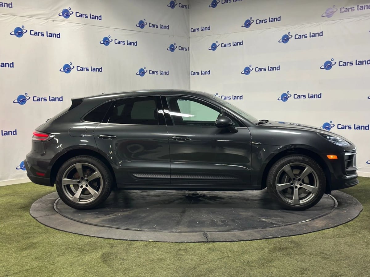 2023 Porsche Macan T photo 3