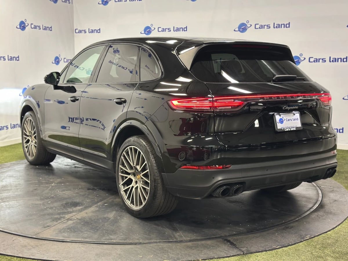 2023 Porsche Cayenne Platinum Edition photo 2