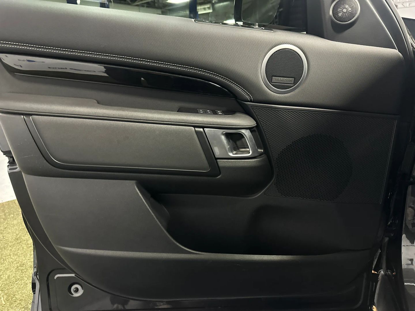 2023 Land Rover Discovery S R Dynamic - Photo 12