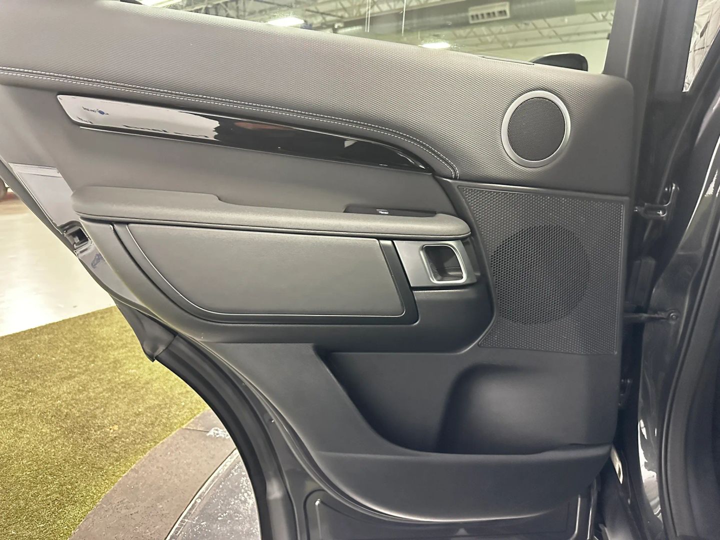 2023 Land Rover Discovery S R Dynamic - Photo 17