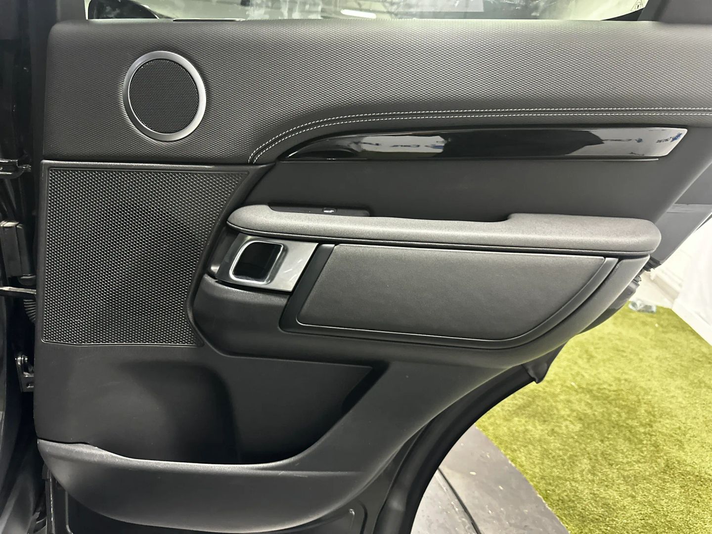 2023 Land Rover Discovery S R Dynamic - Photo 24