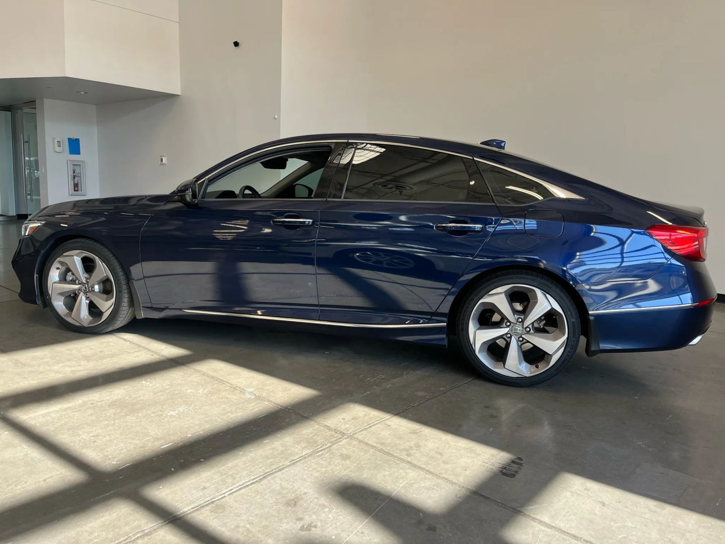 2019 Honda Accord Touring photo 2