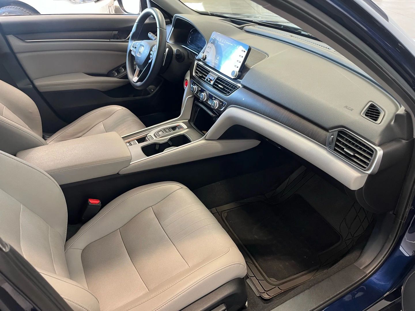 2019 Honda Accord Touring photo 13