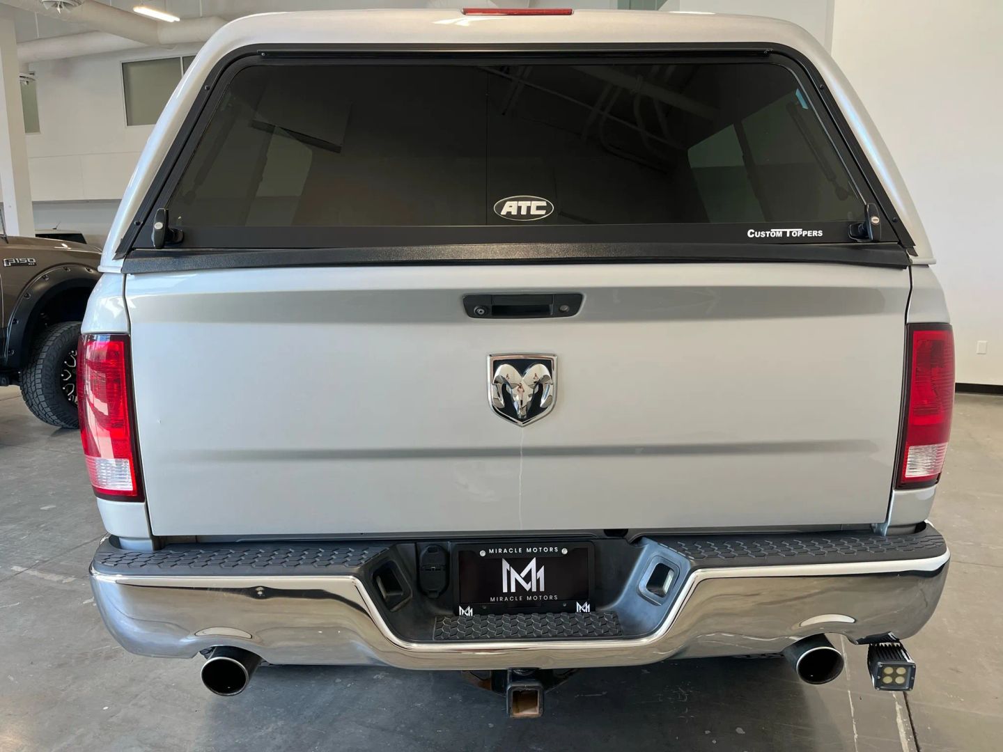 2015 Ram 1500 SLT Plus photo 4