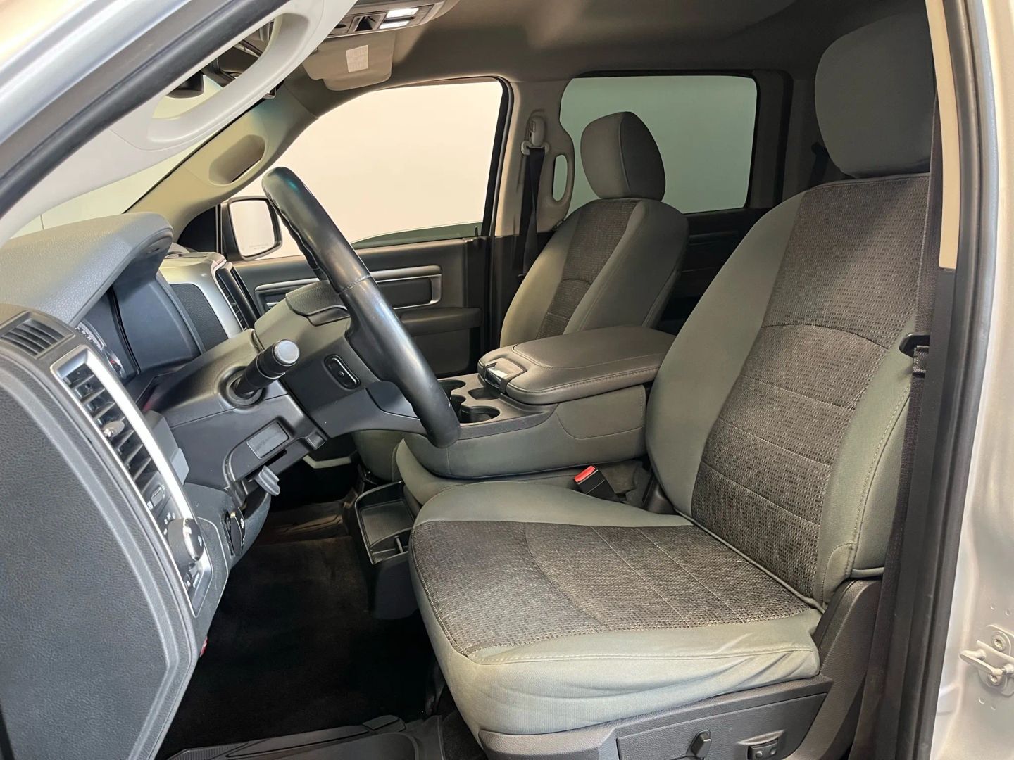 2015 Ram 1500 SLT Plus photo 9