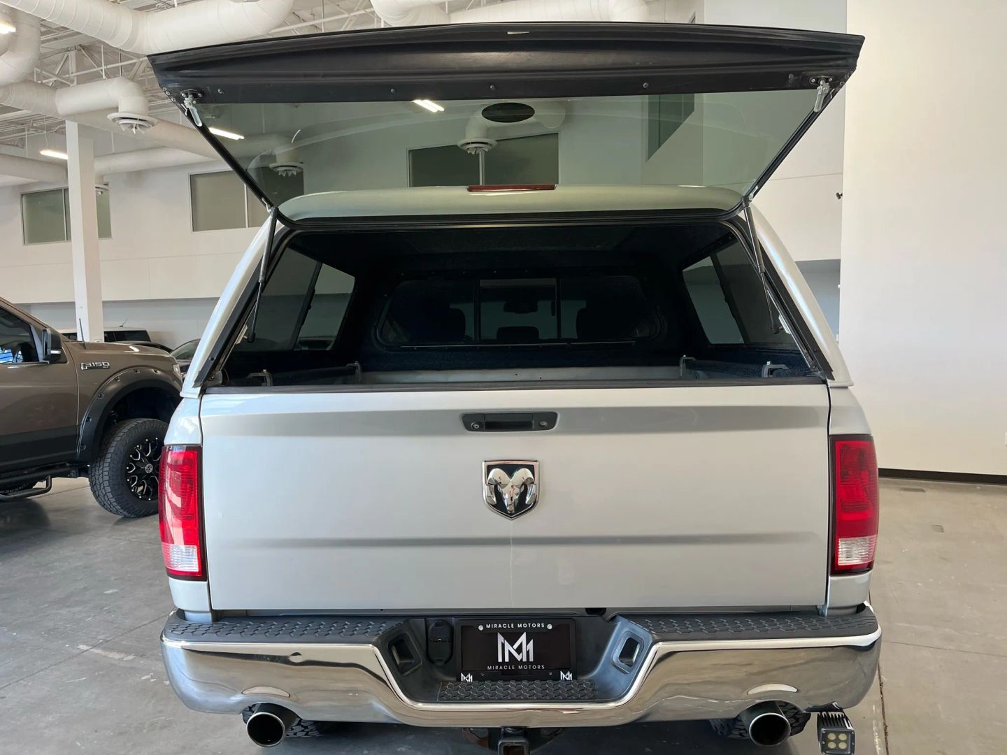 2015 Ram 1500 SLT Plus photo 20
