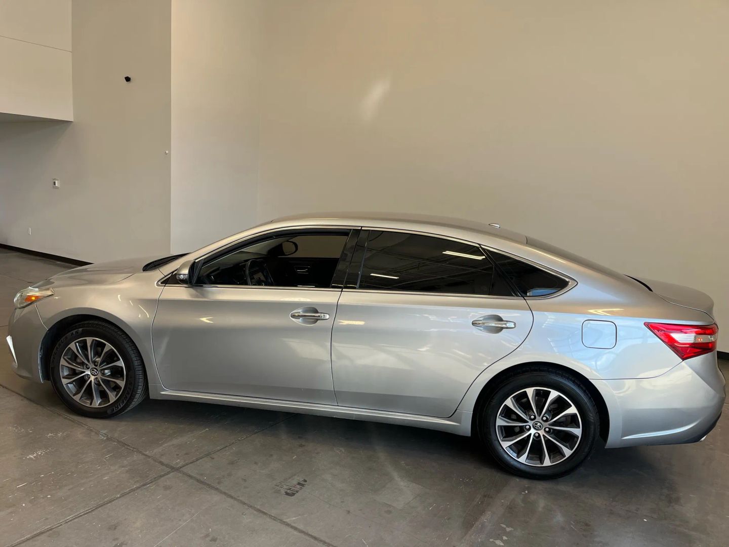 2018 Toyota Avalon XLE photo 2