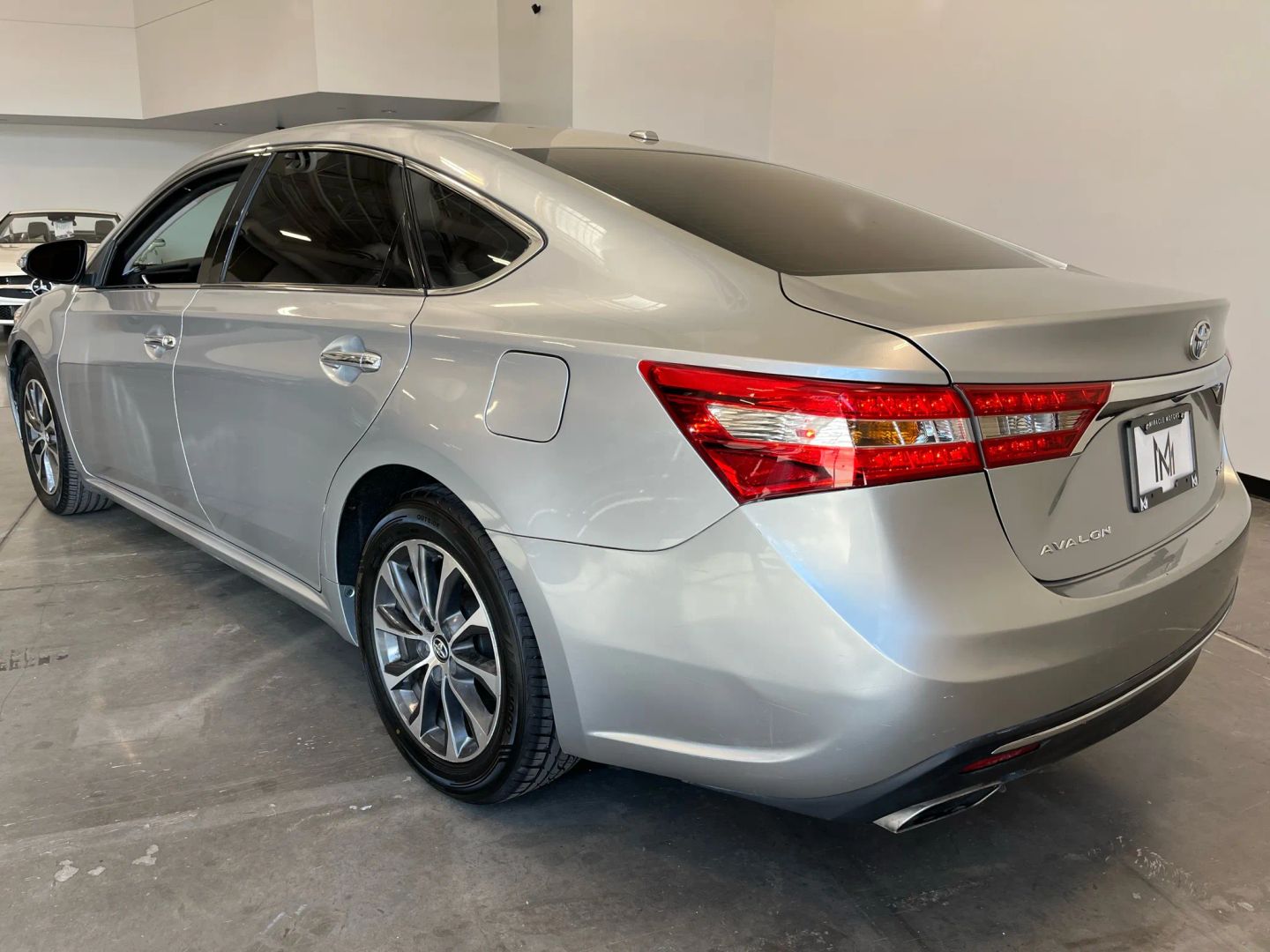 2018 Toyota Avalon XLE photo 3