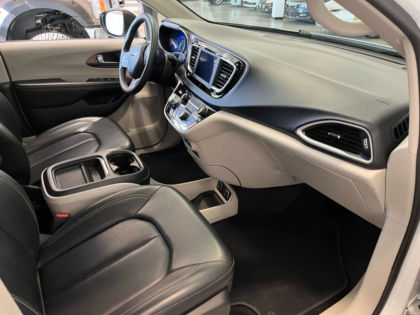 2020 Chrysler Voyager LXi photo 14