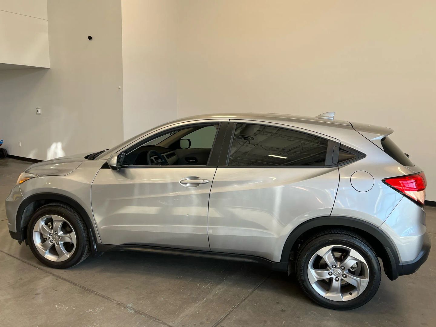 2017 Honda HR-V LX photo 2