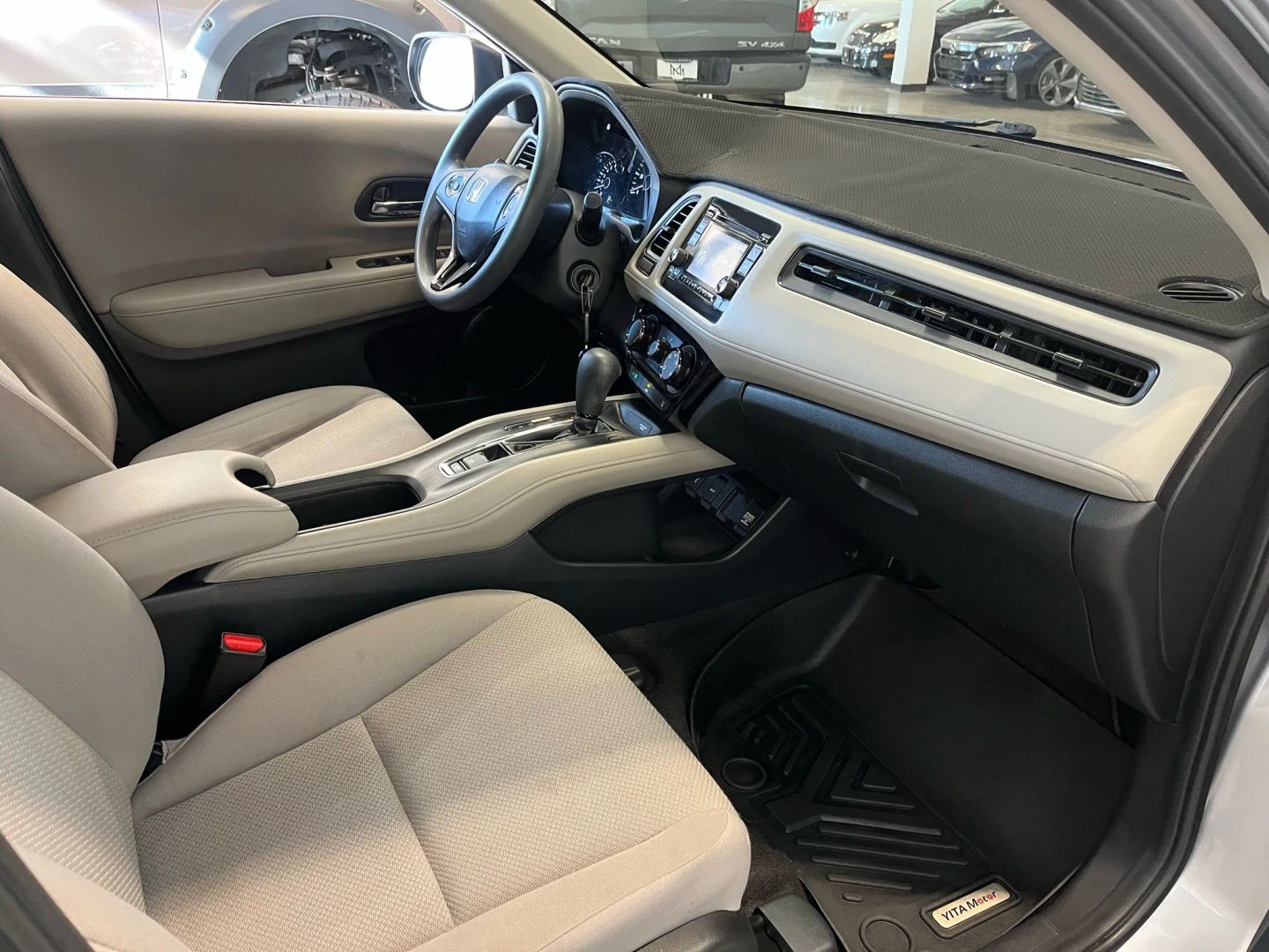 2017 Honda HR-V LX photo 12