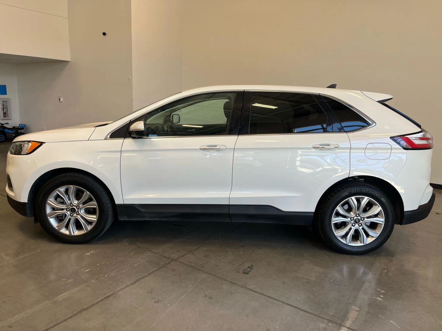 2023 Ford Edge Titanium photo 2