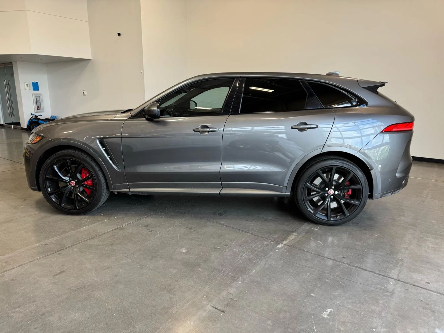 2019 Jaguar F-PACE SVR photo 2