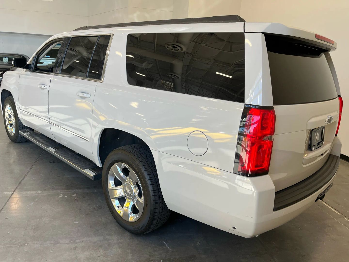 2019 Chevrolet Suburban LT photo 2