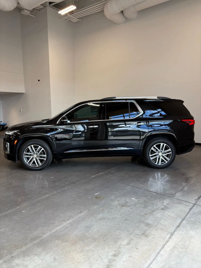 2023 Chevrolet Traverse High Country photo 2