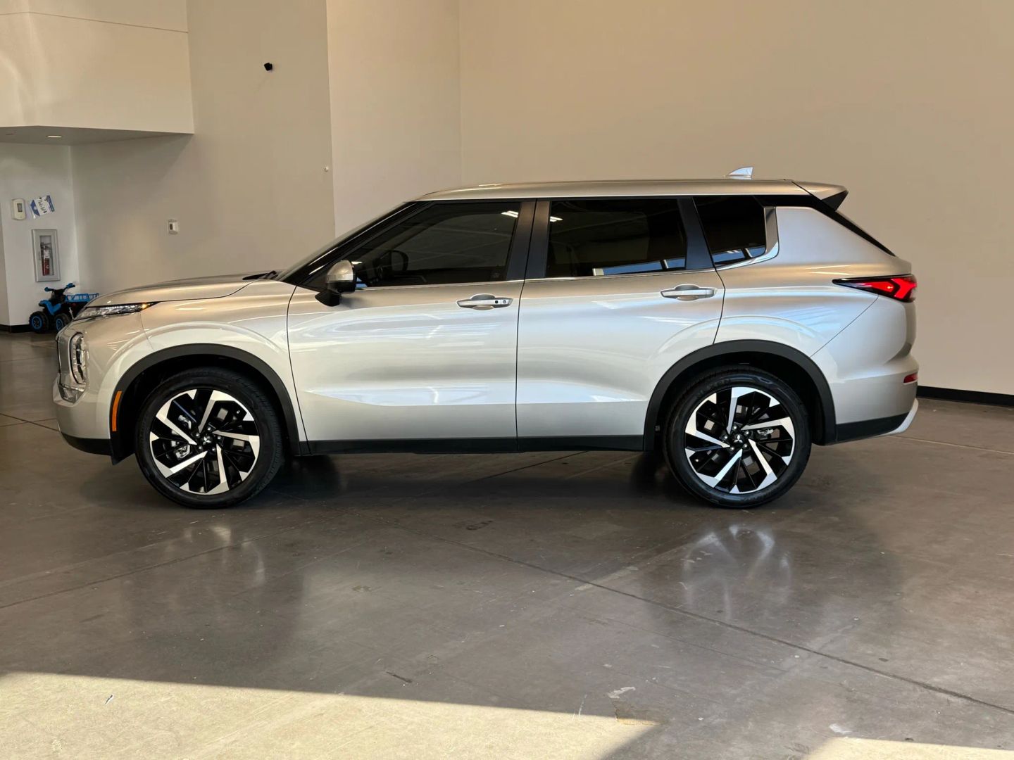 2024 Mitsubishi Outlander SE photo 2