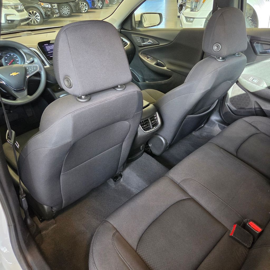 Photo 16 of this Chevrolet Malibu
