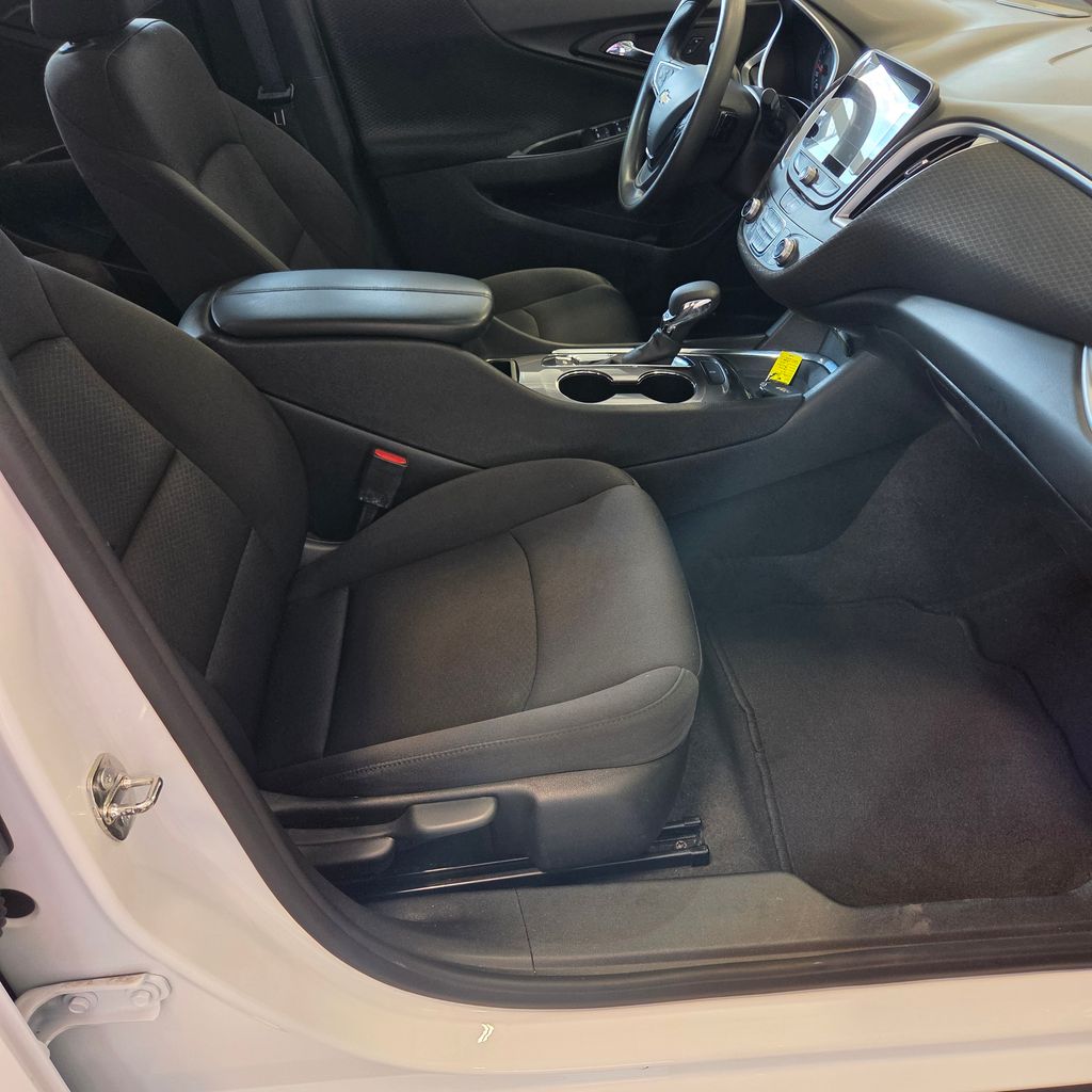 Photo 20 of this Chevrolet Malibu