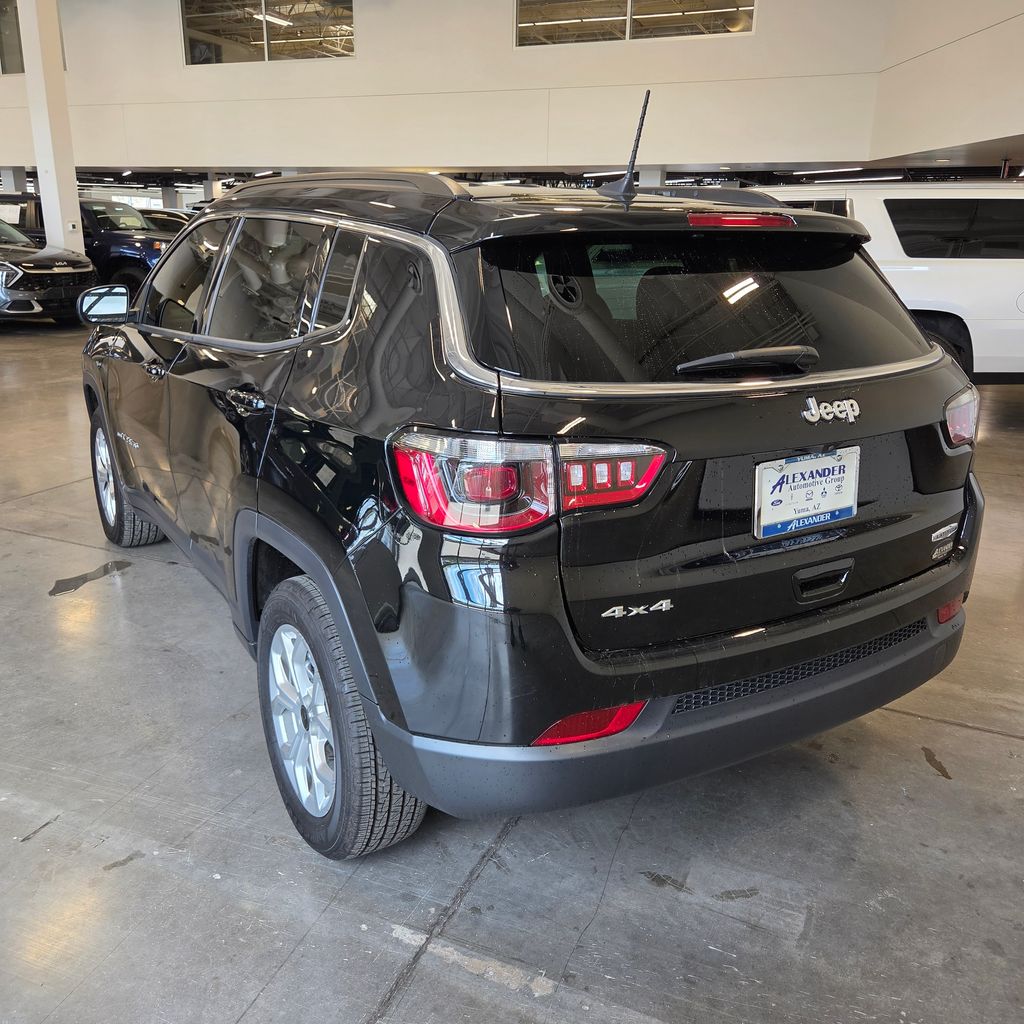 Photo 3 of this Jeep Compass