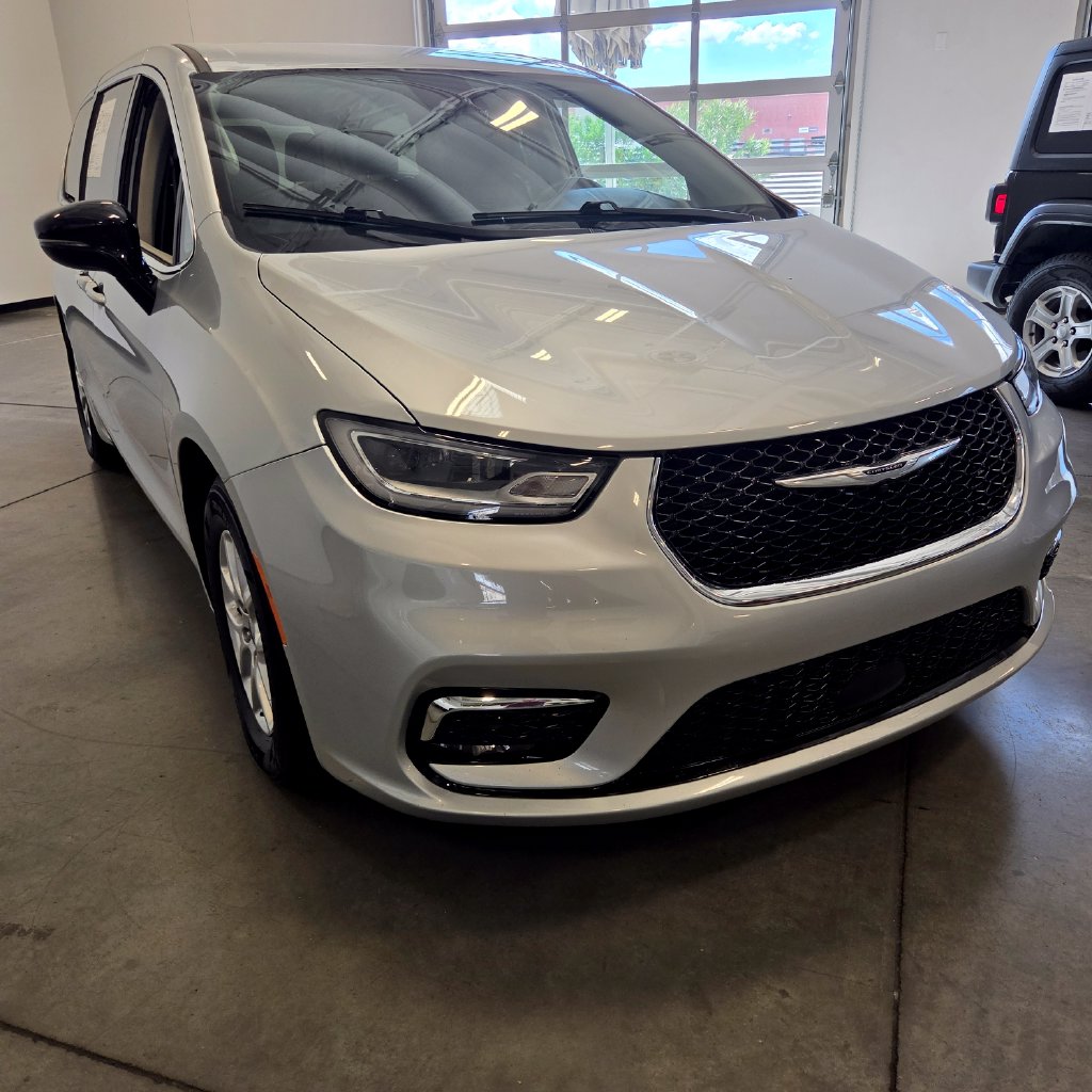Photo 3 of this Chrysler Pacifica
