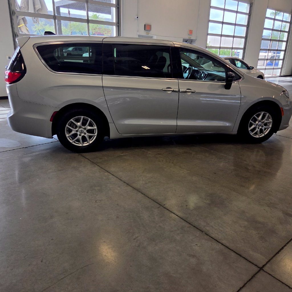 Photo 4 of this Chrysler Pacifica