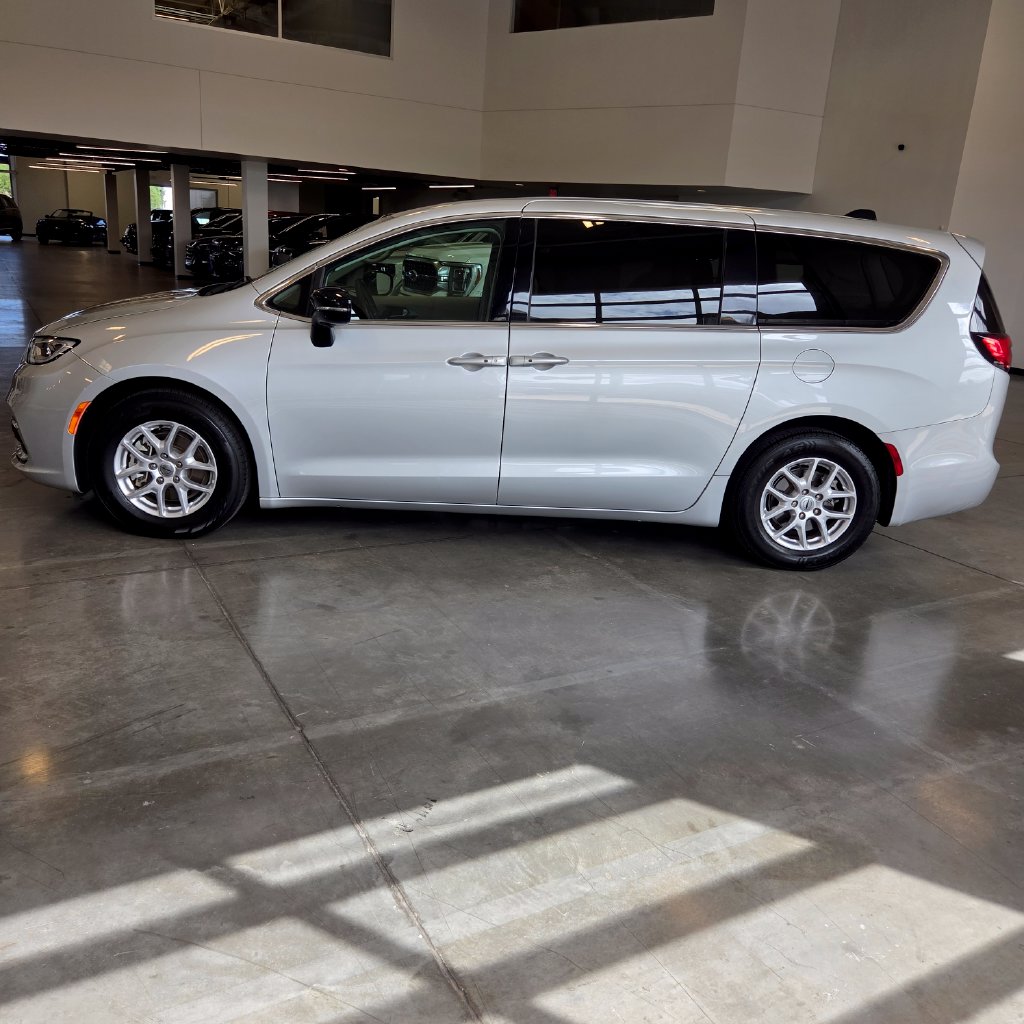 Photo 7 of this Chrysler Pacifica