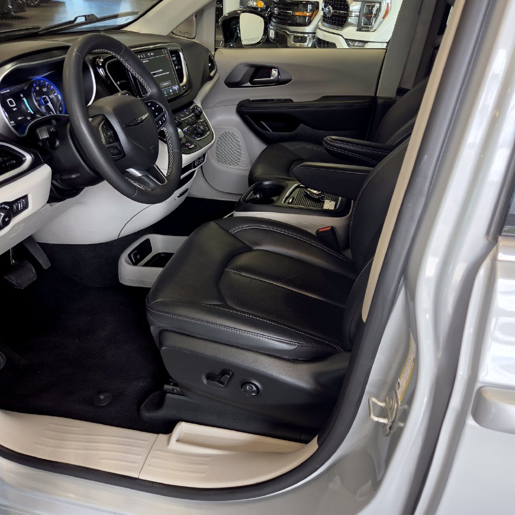 Photo 9 of this Chrysler Pacifica