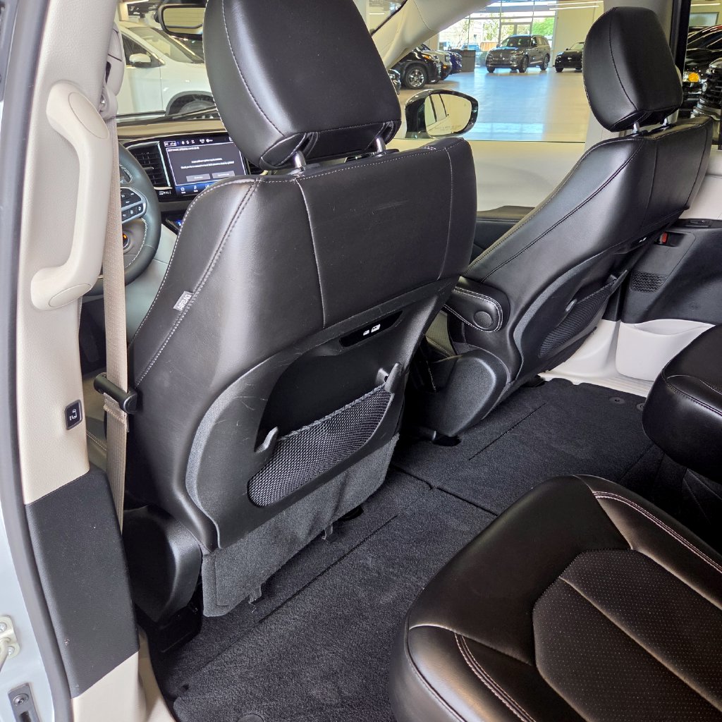 Photo 12 of this Chrysler Pacifica