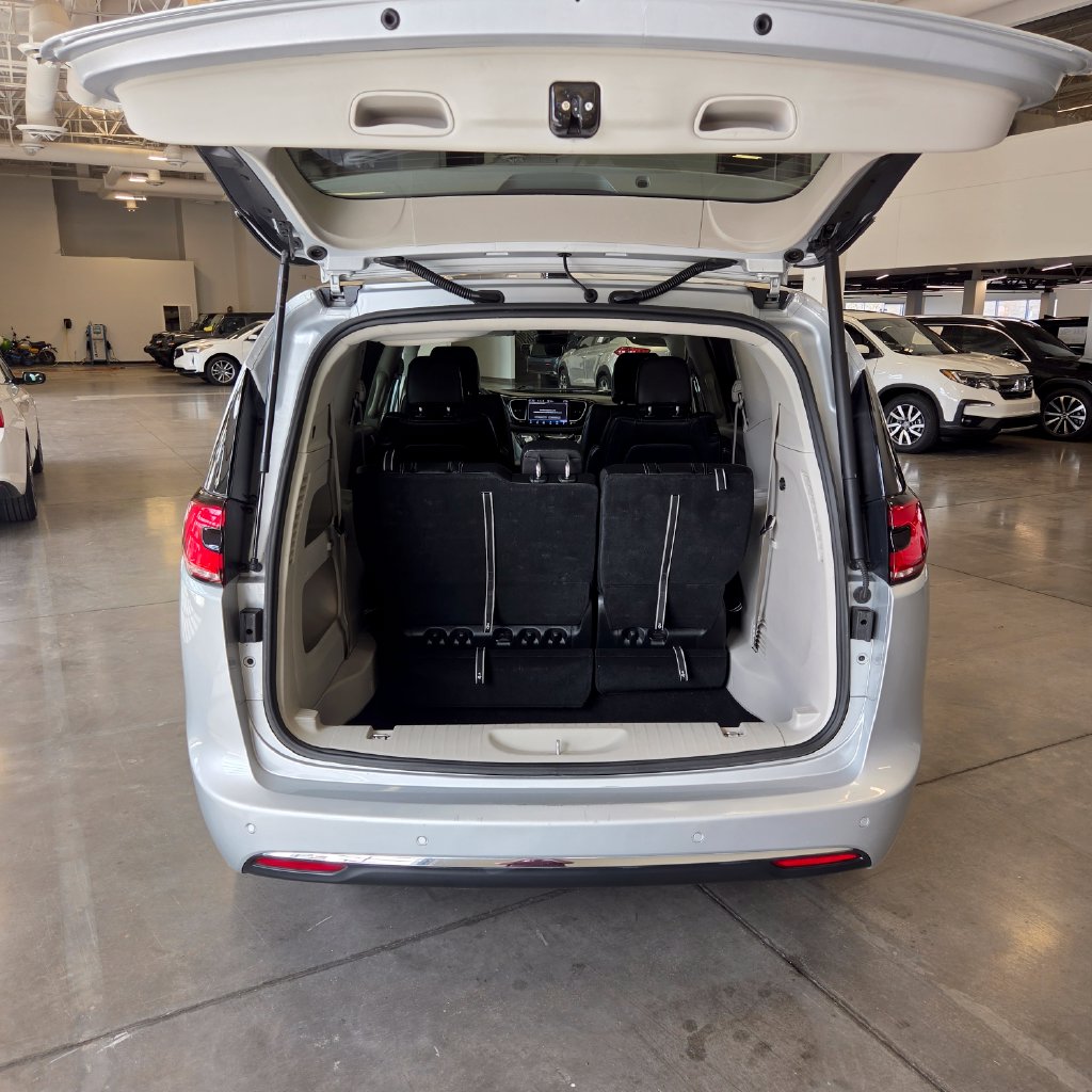 Photo 13 of this Chrysler Pacifica