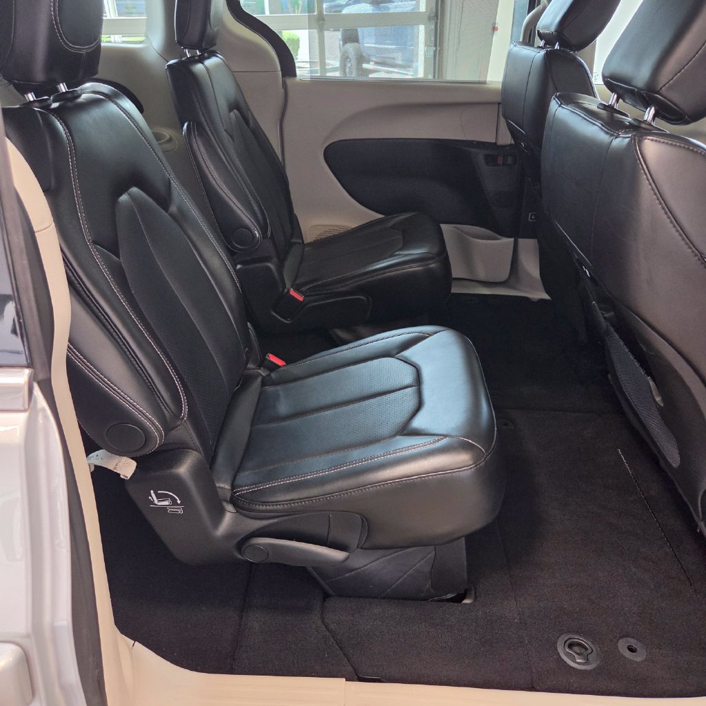 Photo 14 of this Chrysler Pacifica