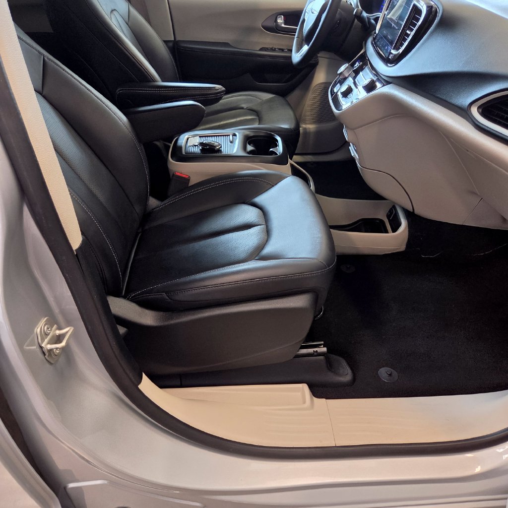 Photo 16 of this Chrysler Pacifica