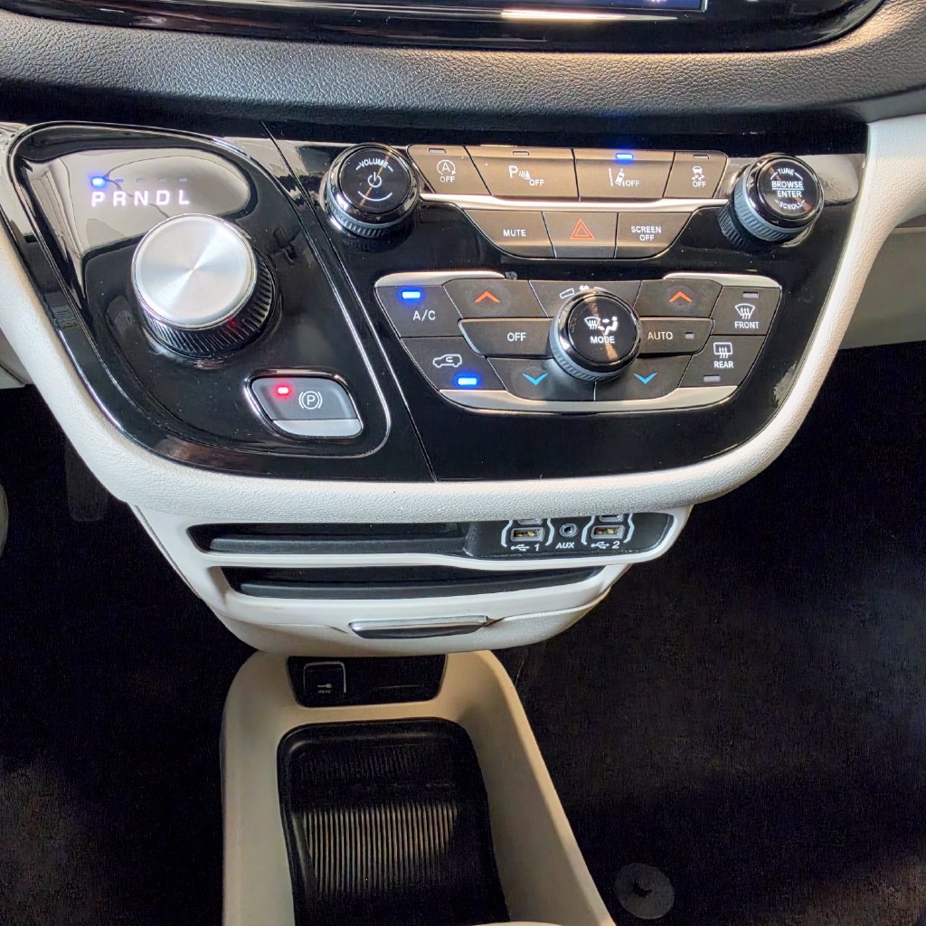 Photo 20 of this Chrysler Pacifica