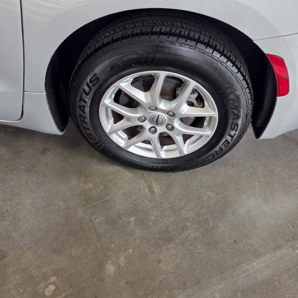 Photo 23 of this Chrysler Pacifica