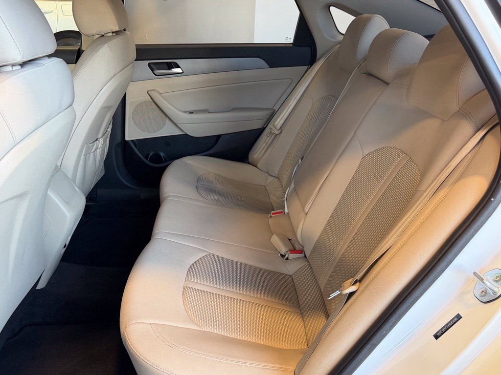 Photo 11 of this Hyundai Sonata
