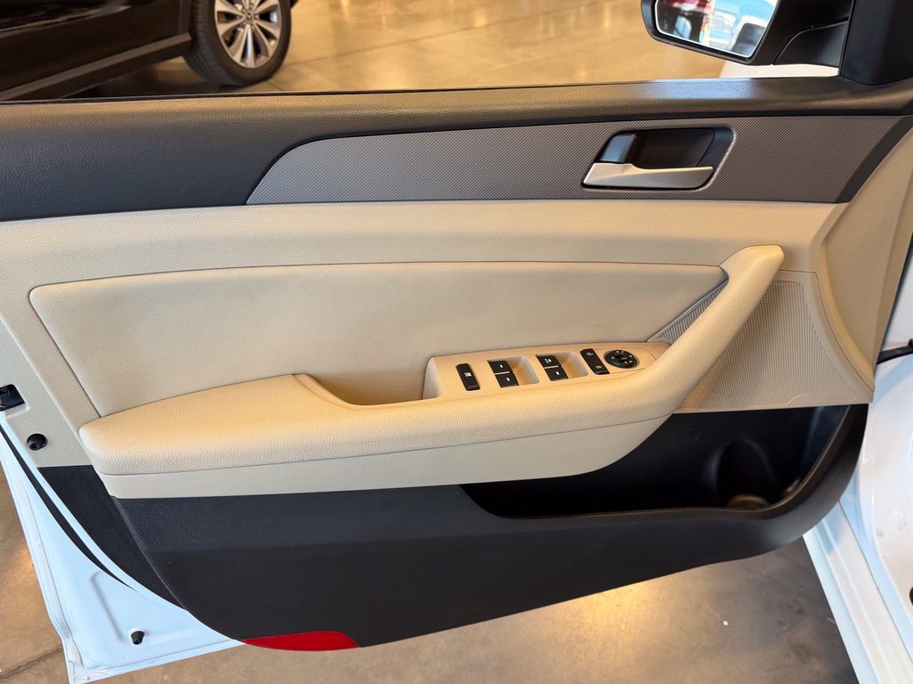 Photo 17 of this Hyundai Sonata