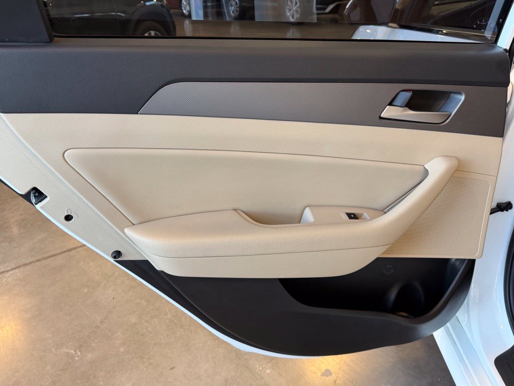 Photo 18 of this Hyundai Sonata