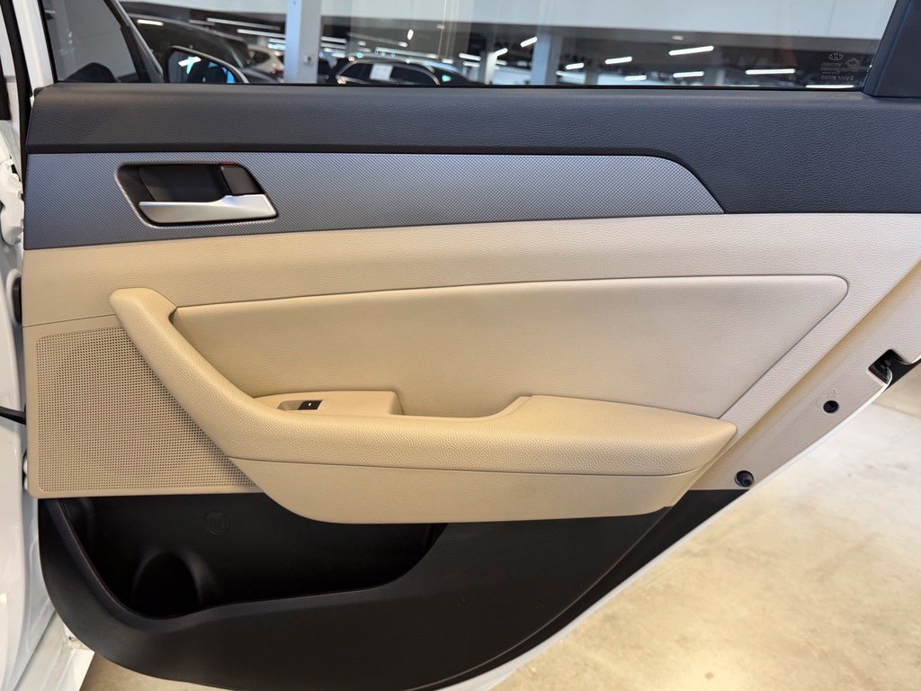 Photo 19 of this Hyundai Sonata