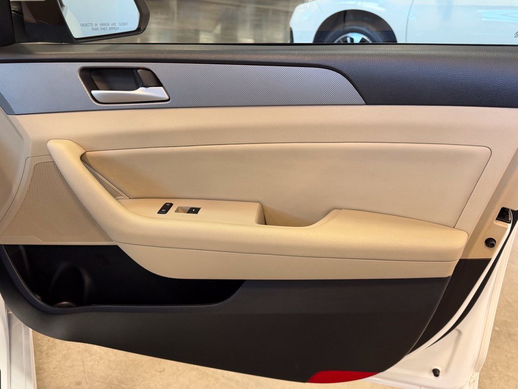 Photo 20 of this Hyundai Sonata