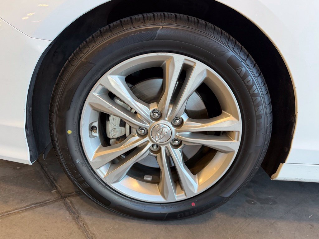 Photo 23 of this Hyundai Sonata