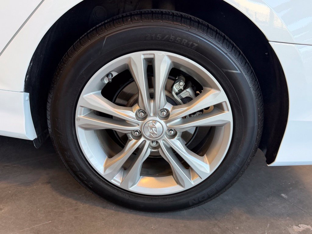 Photo 24 of this Hyundai Sonata