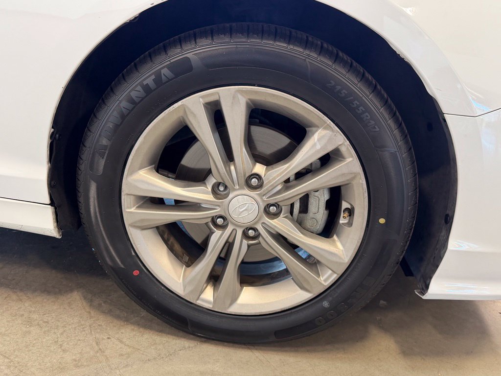 Photo 26 of this Hyundai Sonata
