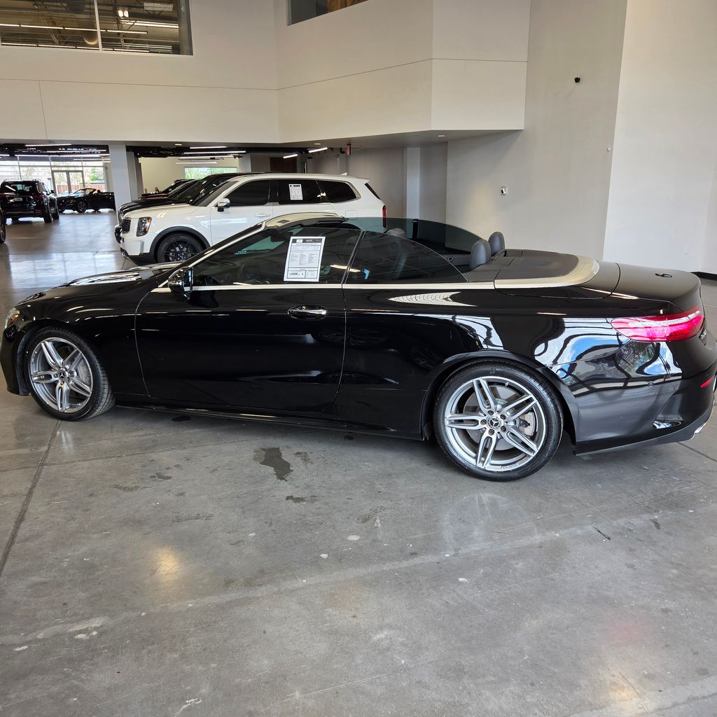 Photo 2 of this Mercedes-Benz E 400