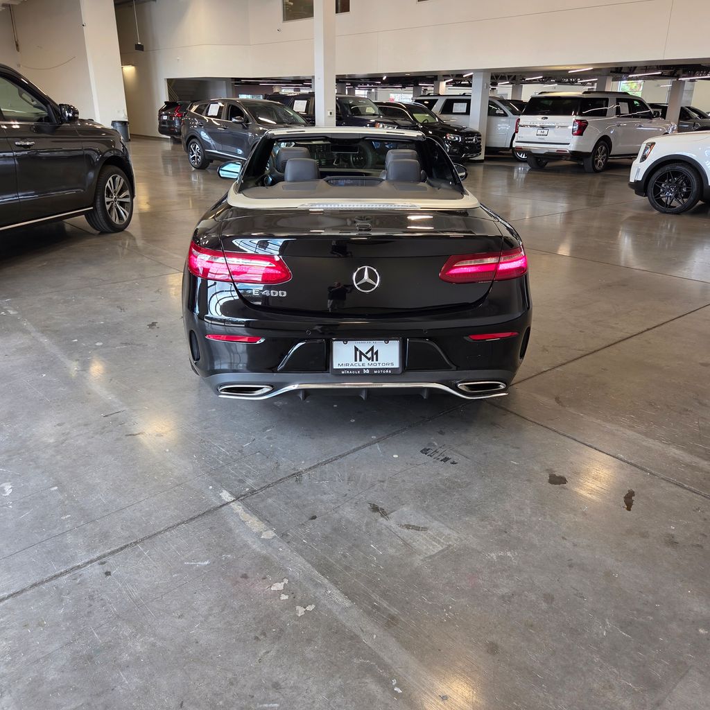 Photo 5 of this Mercedes-Benz E 400