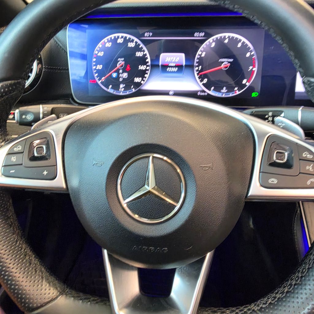 Photo 9 of this Mercedes-Benz E 400
