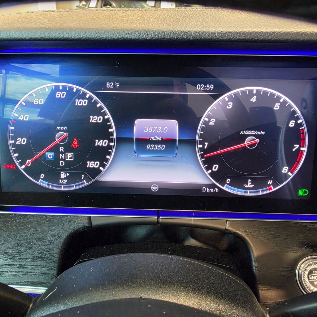 Photo 10 of this Mercedes-Benz E 400