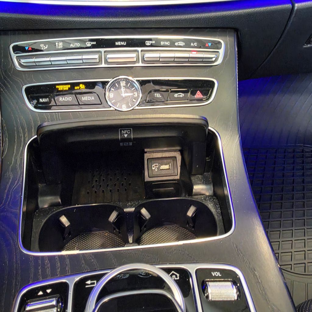 Photo 12 of this Mercedes-Benz E 400