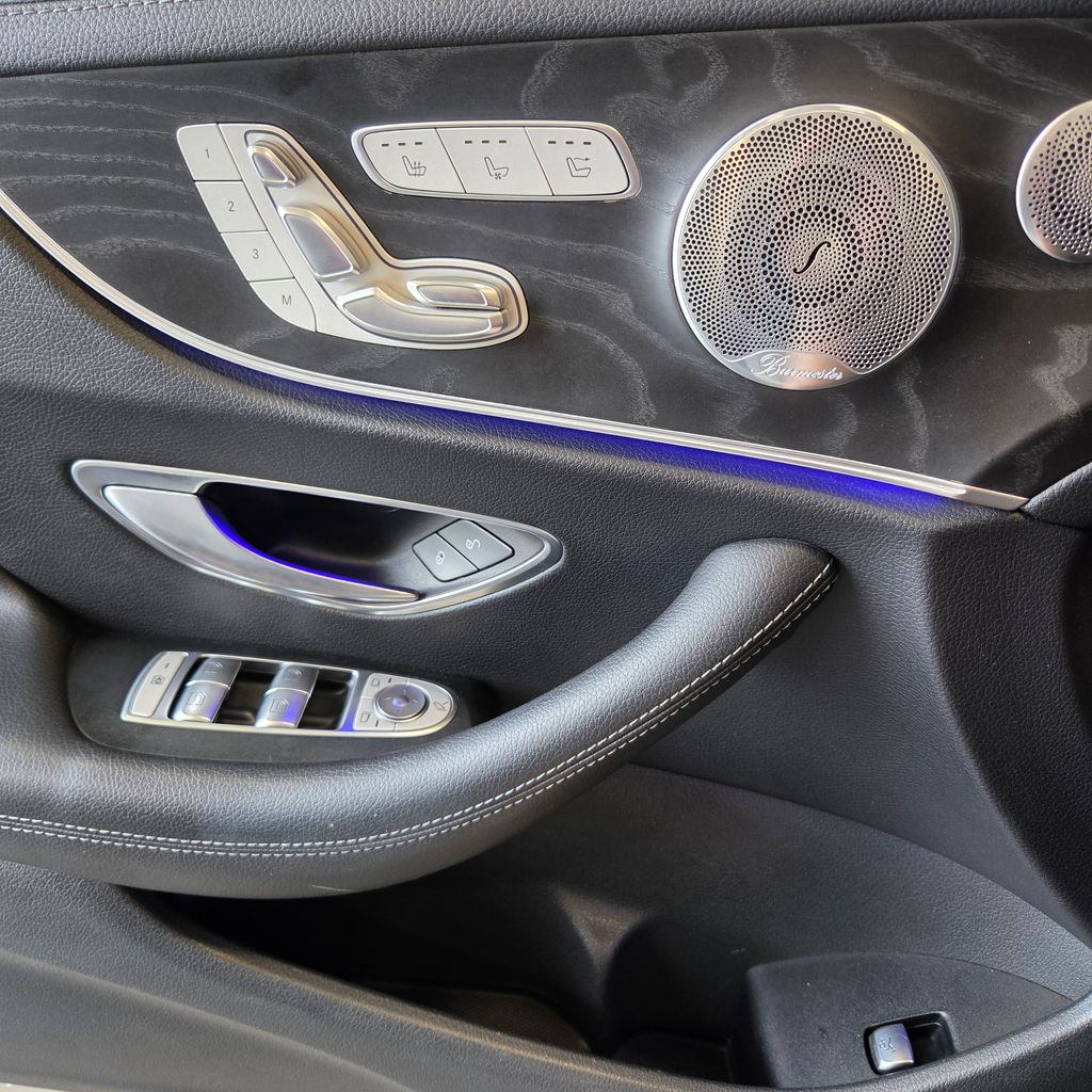 Photo 14 of this Mercedes-Benz E 400