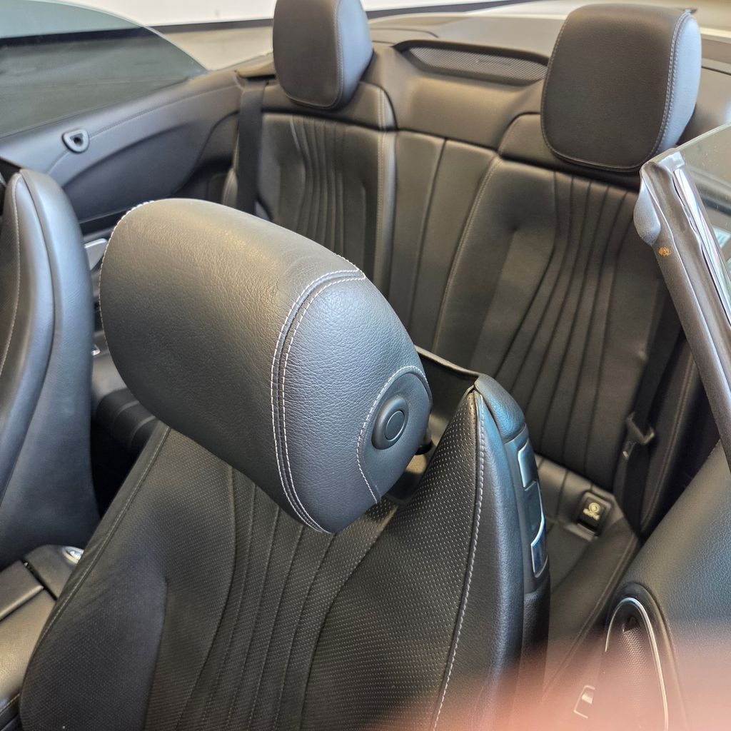 Photo 17 of this Mercedes-Benz E 400