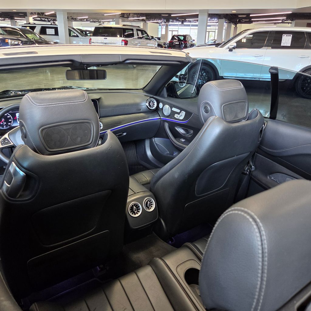 Photo 18 of this Mercedes-Benz E 400