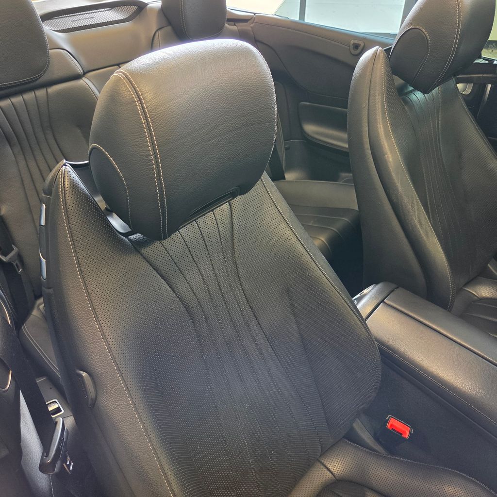 Photo 21 of this Mercedes-Benz E 400